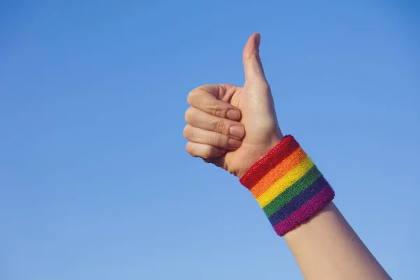 Concepto de orgullo gay. Mano haciendo un puño signo con orgullo gay LGBT r —  Fotos de Stock