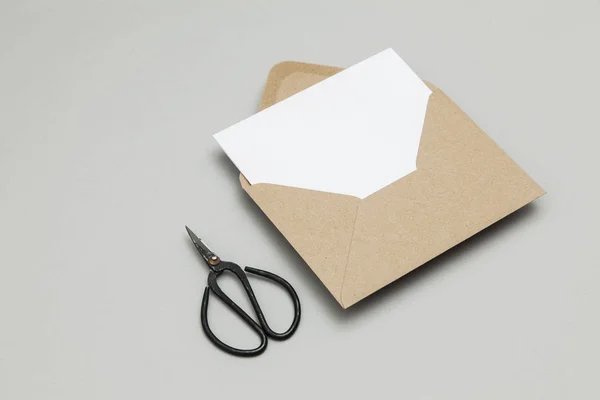 Prázdná bílá karta se šablonou obálky z hnědého papíru kraft — Stock fotografie