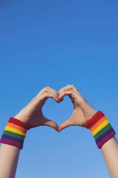 Concetto di orgoglio gay. mano fare un cuore segno con gay orgoglio LGBT — Foto Stock