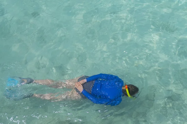 Donna che fa snorkeling nel mare tropicale blu chiaro — Foto Stock