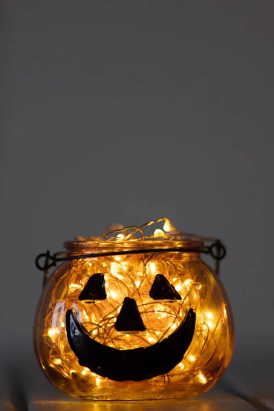 Lanterne de citrouille Halloween avec des lumières de fée — Photo