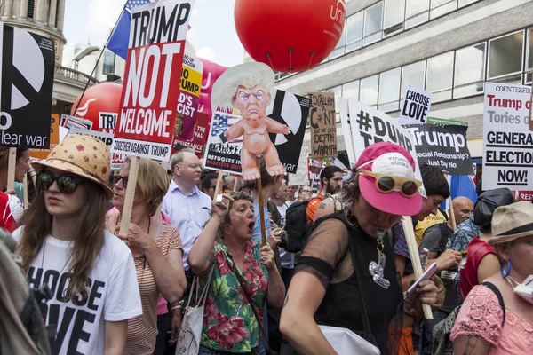Londýn, Uk - 14. července 2018: Shromáždí se davy demonstrantů — Stock fotografie