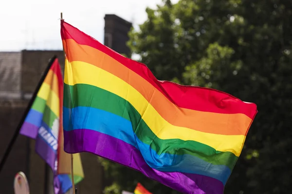 Gay arco-íris bandeira sendo acenou no um LGBT gay orgulho marcha no londo — Fotografia de Stock