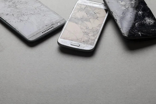 Zertrümmerter Bildschirm eines Mobiltelefons — Stockfoto