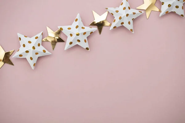 Decorações de estrela branca e dourada em um rosa pastel. Festa sazonal — Fotografia de Stock