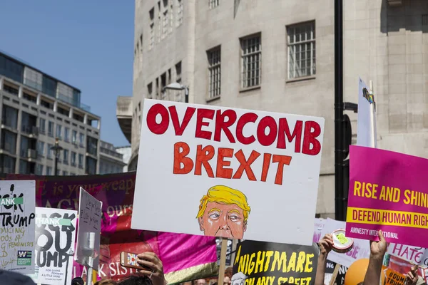 LONDRES, Reino Unido - 14 de julio de 2018: Grandes multitudes de manifestantes se reúnen en —  Fotos de Stock