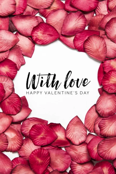 Röda rosenblad med kärleksbudskap. Romantiska Alla hjärtans dag bakg — Stockfoto