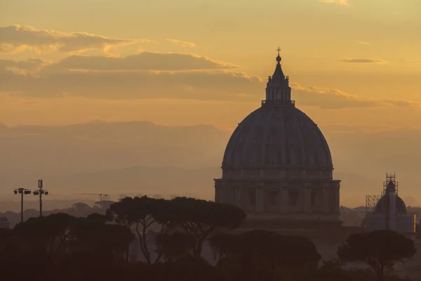 Aziz Peter 's Bazilika Kubbesi Roma, İtalya' da gün doğumunda — Stok fotoğraf
