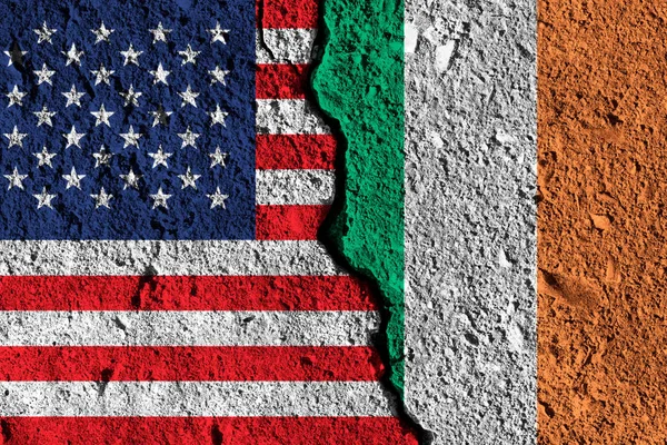Crack entre Estados Unidos e Irlanda banderas. relación política — Foto de Stock
