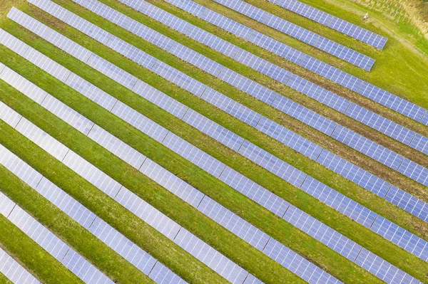 Fattoria di energia solare. Vista aerea dei pannelli solari . — Foto Stock