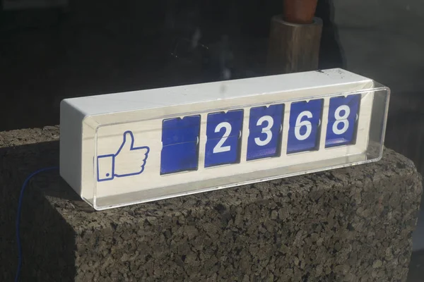 Gri yüzeydeki bildirim sayacı gibi sosyal medya