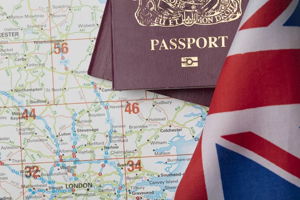 Passaporte do Reino Unido com bandeira Union Jack e mapa — Fotografia de Stock