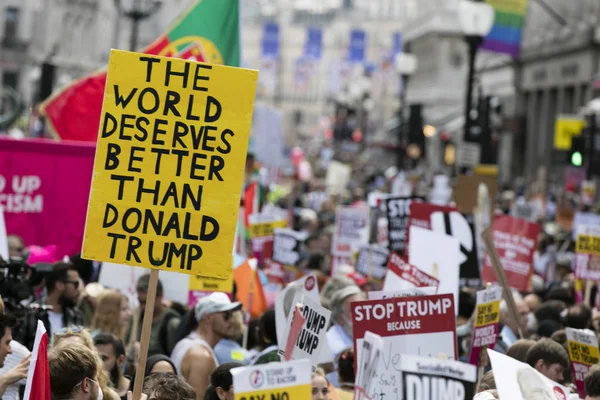 LONDRES, Reino Unido - 14 de julio de 2018: Grandes multitudes de manifestantes se reúnen en —  Fotos de Stock