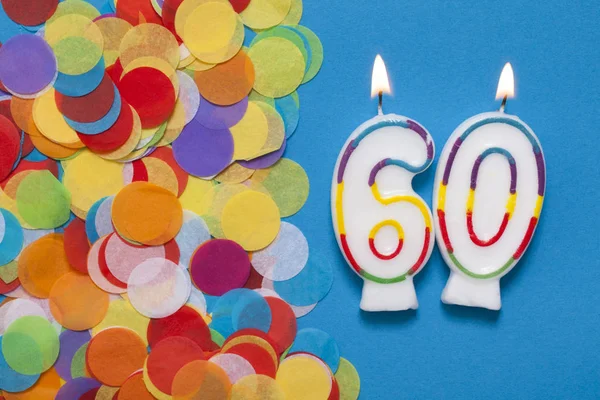 Parti konfetiyle birlikte 60 numaralı kutlama mumu.