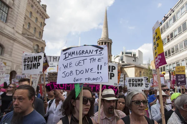 Londra, Uk - 14 Temmuz 2018: Büyük bir protestocu kitlesi toplandı