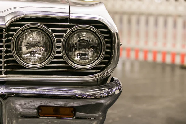 Perto de um farol de carro clássico — Fotografia de Stock