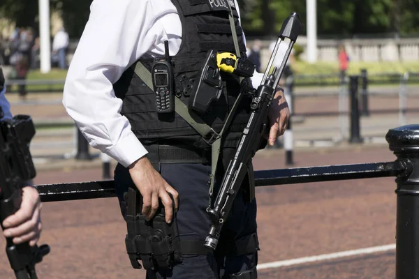 LONDRES, Reino Unido - 15 de maio de 2018: Policiais metropolitanos armados o — Fotografia de Stock