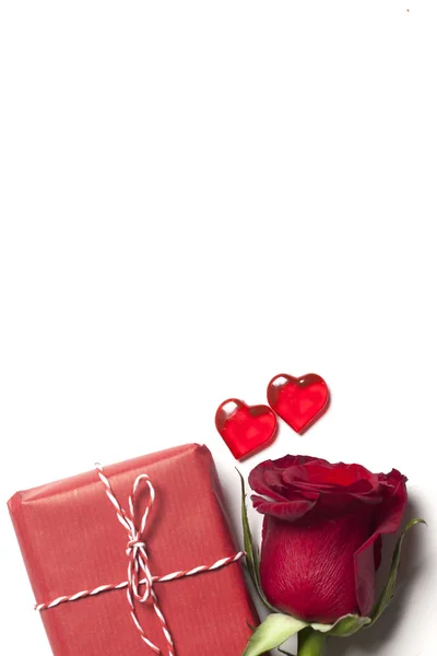 발렌타인데이 배경. 붉은 장미는 선물 과 함께 — 스톡 사진