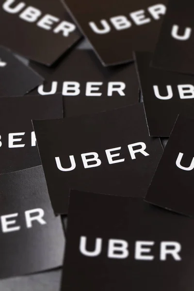 Una fotografía del logo de Uber. Uber es un popular estilo de taxi tra — Foto de Stock