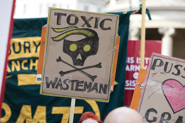 LONDON, UK - July 14th 2018: Large crowds of protesters gather i — Stock Photo, Image