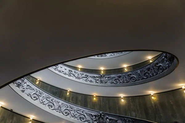 ROME, ITALIE - 21 juin 2018 : Escalier en colimaçon à l'intérieur du Vatica — Photo