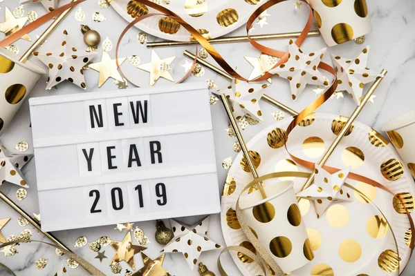 Silvester 2019 Leuchtkasten Feier Nachricht mit Luxus-Gold-Teil — Stockfoto
