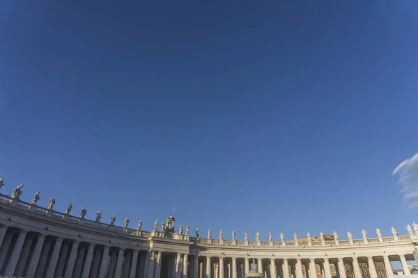 Aziz Peter Meydanı, Vatikan Ci 'deki sütunların üstündeki heykeller. — Stok fotoğraf