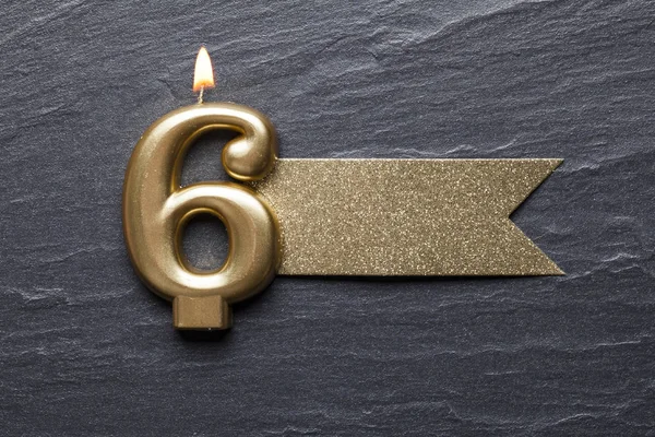 Złota świeca numer 6 z brokatową etykietą — Zdjęcie stockowe
