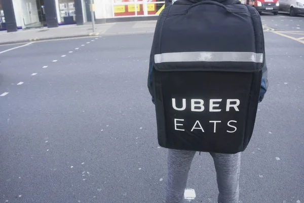 LONDRES, Royaume-Uni - 26 janvier 2018 : Uber mange la livraison perosn wearin — Photo