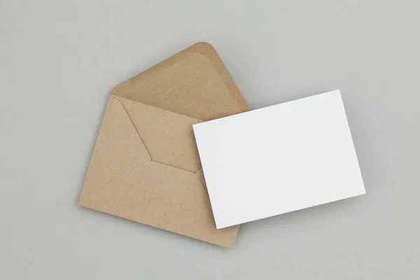 Cartão branco em branco com kraft papel marrom envelope modelo mock u — Fotografia de Stock