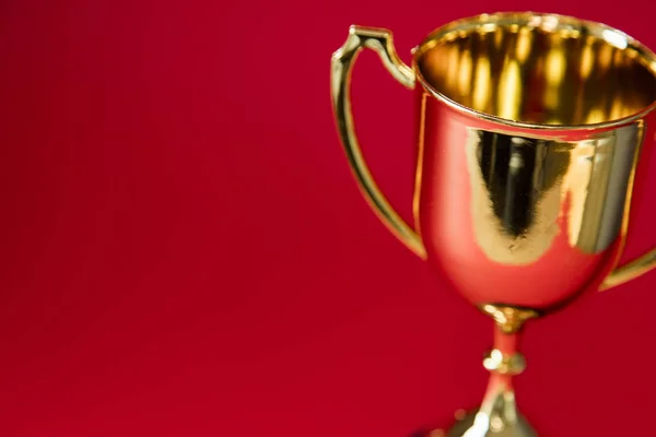 Vincitori d'oro coppa trofeo su sfondo rosso — Foto Stock