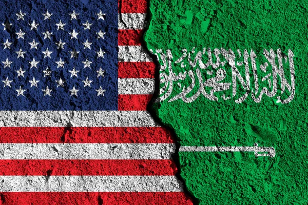 Crack entre les drapeaux d'Amérique et d'Arabie Saoudite. relations politiques — Photo