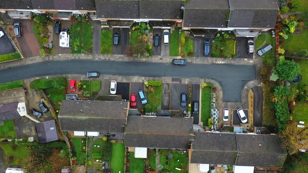 Uk 'taki banliyö evleri ve yollar üzerinde hava manzarası — Stok fotoğraf