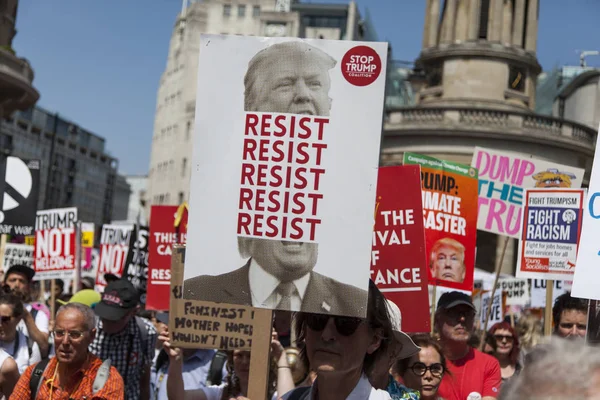 LONDRES, Reino Unido - 14 de julio de 2018: Grandes multitudes de manifestantes se reúnen en —  Fotos de Stock