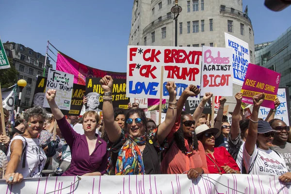 Londýn, Uk - 14. července 2018: Shromáždí se davy demonstrantů — Stock fotografie