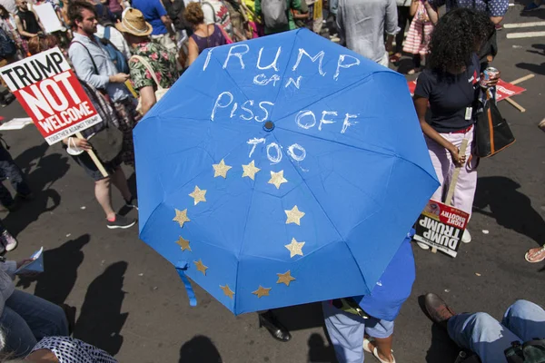 LONDRES, Reino Unido - 14 de julio de 2018: Grandes multitudes de manifestantes se reúnen en —  Fotos de Stock