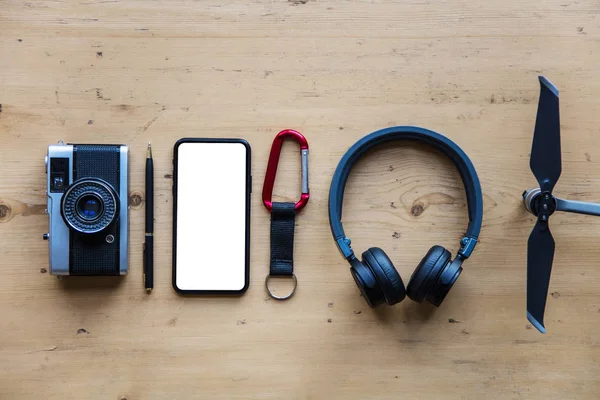 Seyahat eşyalarıyla modern akıllı telefon. Boş ekran telefon görüntüsü
