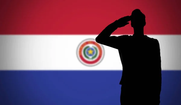 Silhueta de um soldado saudando contra a bandeira do paraguai — Fotografia de Stock