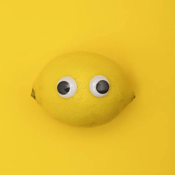 Sárga citromos arc komikus googly szemekkel — Stock Fotó