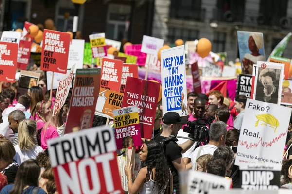Londyn, Uk - 14 lipca 2018: Duże tłumy protestujących zbierają się i — Zdjęcie stockowe