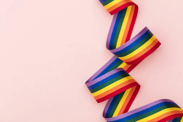 Gay orgullo LGBT arco iris cinta en rosa fondo — Foto de Stock
