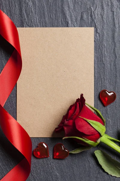 붉은 장미당신의 메시지에 대한빈 카드와 함께 장미 — 스톡 사진