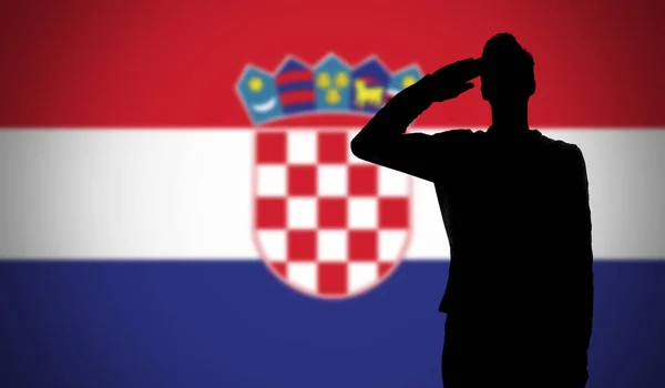 크로아티아 국기에 경례를 군인의 실루엣 — 스톡 사진