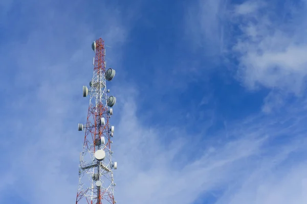 Torre de telecomunicações contra um céu azul. torre de rádio, móvel — Fotografia de Stock