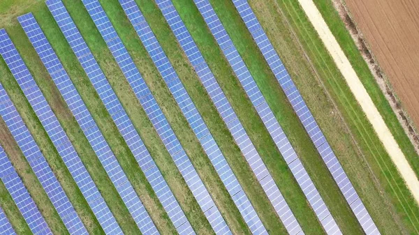 Güneş Enerjisi Çiftliği Güneş Panellerinin Havadan Görünümü — Stok fotoğraf