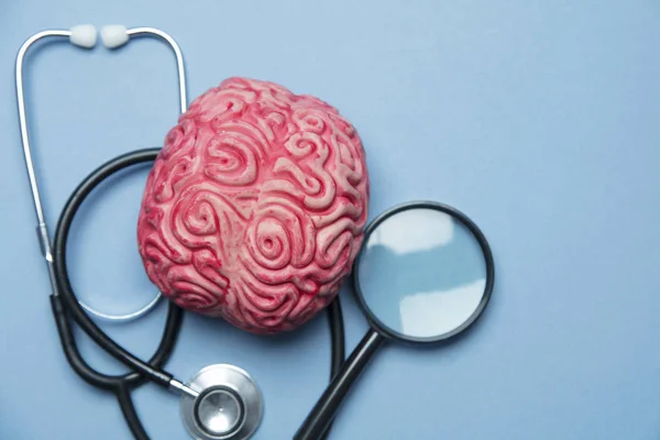 Ψυχική υγεία έννοια. ανθρώπινος εγκέφαλος σε μπλε φόντο — Φωτογραφία Αρχείου