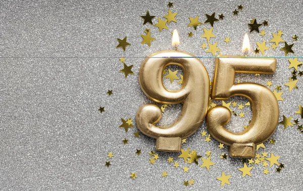 Numero 95 candela celebrazione d'oro su sfondo stella e glitter — Foto Stock