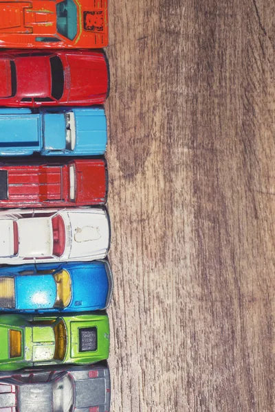 Ahşap arka planda klasik oyuncak arabalar.