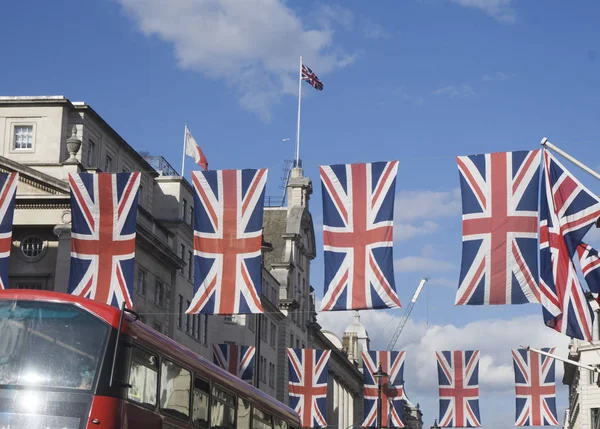 İngiliz bayrağı kraliyet düğününe hazırlanıyor.