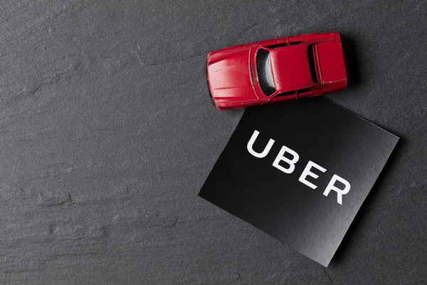 Une photographie du logo Uber et de la voiture jouet. Uber est une ta populaire — Photo